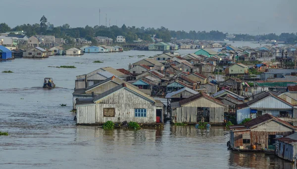 Mekongfloden med flytande by — Stockfoto