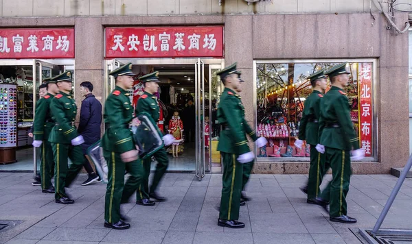 Soldados marchando na Praça Tiananmen — Fotografia de Stock