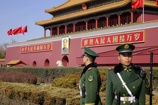 Guarda chinesa em pé no portão de Tiananmen — Fotografia de Stock