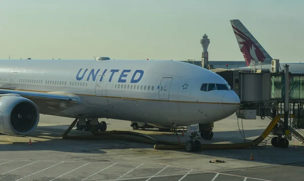 Passagierflugzeug dockt am Flughafen an — Stockfoto