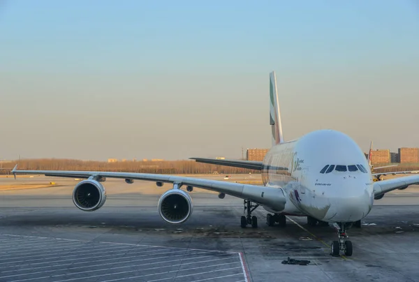 Passagierflugzeug dockt am Flughafen an — Stockfoto