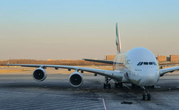 Пристыковка пассажирского самолета в аэропорту — стоковое фото