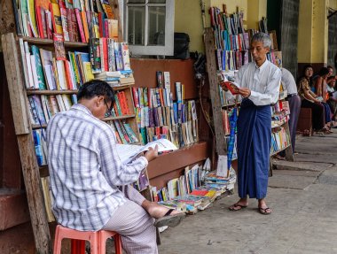 Yangon, Myanmar'da sokakta eski kitapları satmak