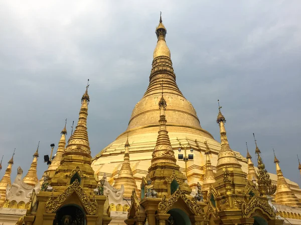 Shwedagon pagoda in Yangon, Myanmar — Stok fotoğraf