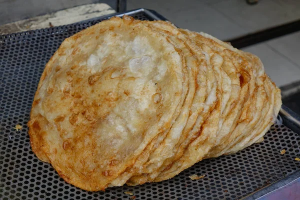 Ассорти индийский хлеб на уличном рынке — стоковое фото