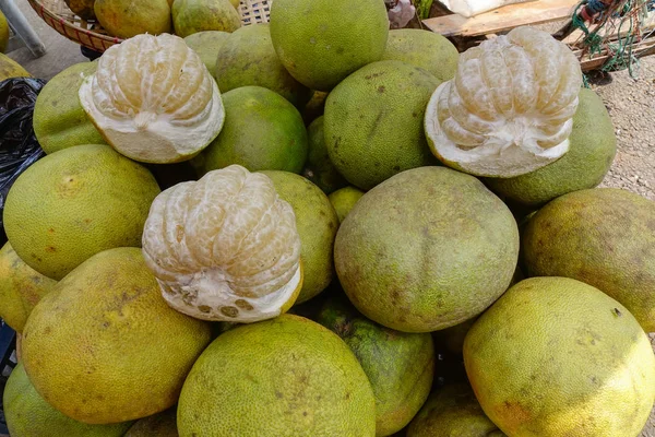 Venta amarilla de pomelo maduro en el mercado — Foto de Stock