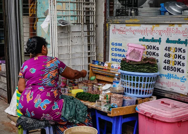 Verkopen van straatvoedsel in Yangon, Myanmar — Stockfoto