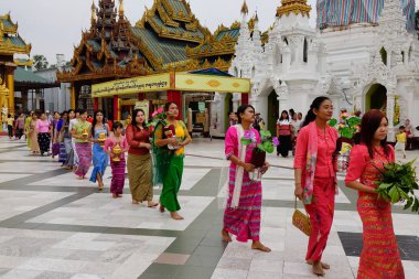 Shwedagon Pagoda'da Shinbyu Töreni