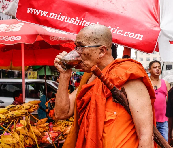 Ein Mönch auf dem Wochenmarkt — Stockfoto