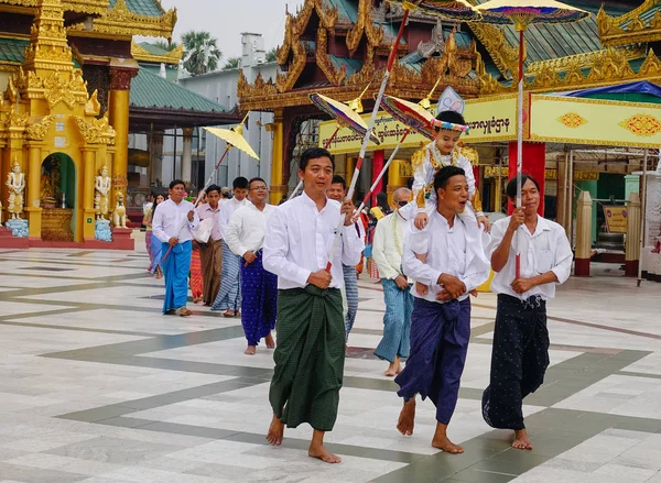 Cerimonia di Shinbyu alla Pagoda di Shwedagon — Foto Stock