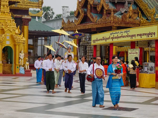 Shinbyun seremonia Shwedagon Pagodassa — kuvapankkivalokuva