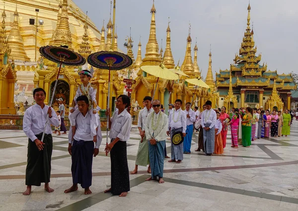 Cerimonia di Shinbyu alla Pagoda di Shwedagon — Foto Stock