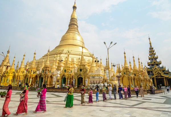 Cerimonia di Shinbyu alla Pagoda di Shwedagon — Foto Stock