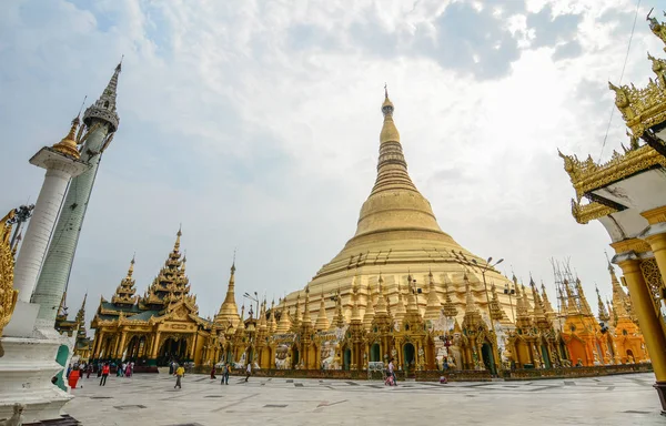 Shwedagon pagoda in Rangoon / Yangon — Foto Stock