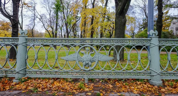 Herbstpark in st. petersburg, russland — Stockfoto