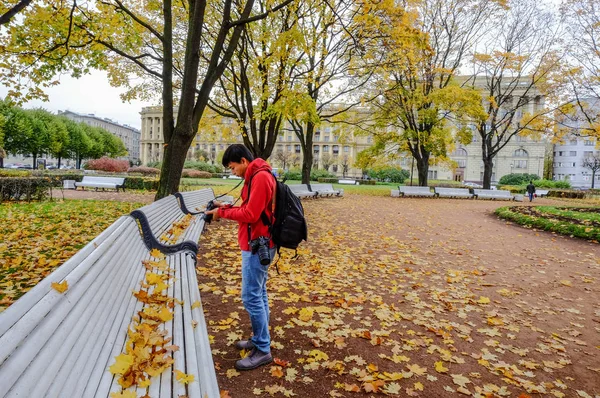 Herbstpark in st. petersburg, russland — Stockfoto