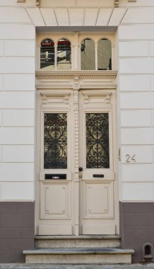 Antik tuğla evin ahşap kapı 