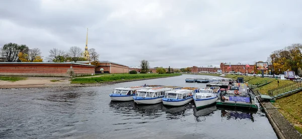 Речные пейзажи Санкт-Петербурга — стоковое фото
