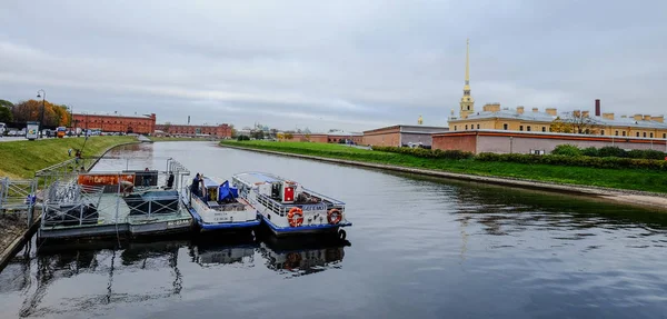 Krajobraz rzeki w Sankt Petersburgu, Rosja — Zdjęcie stockowe