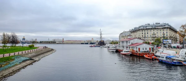Paisagem fluvial em São Petersburgo, Rússia — Fotografia de Stock
