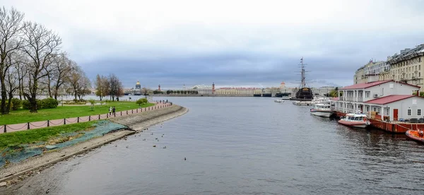 Paisagem fluvial em São Petersburgo, Rússia — Fotografia de Stock