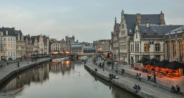 Vecchi edifici con il canale a Gand, Belgio — Foto Stock