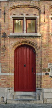 Antik tuğla evin ahşap kapı 