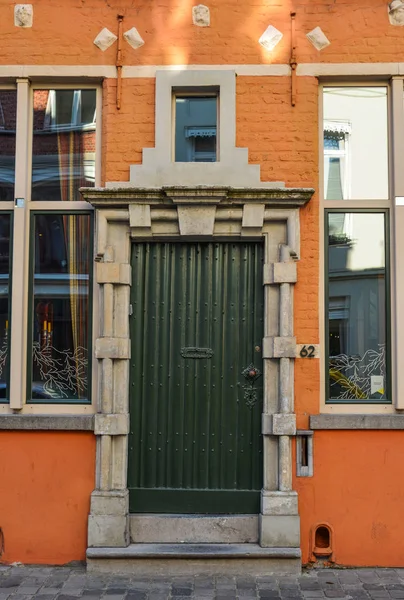 Antik tuğla evin ahşap kapı 