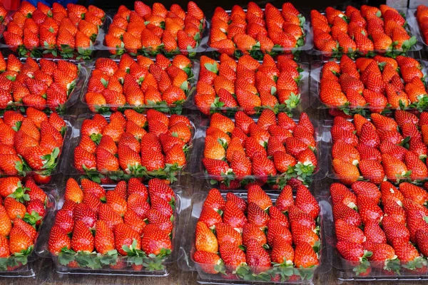 Frutas rojas de fresa en el mercado rural —  Fotos de Stock