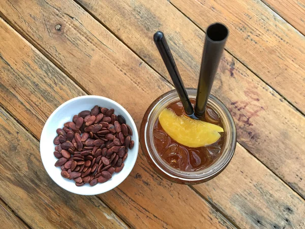 Es teh persik dalam gelas dengan biji semangka — Stok Foto