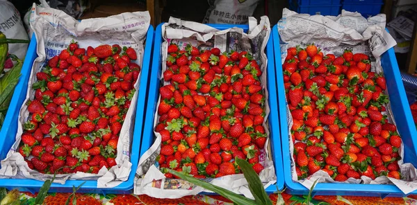 Rode aardbei vruchten op landelijke markt — Stockfoto