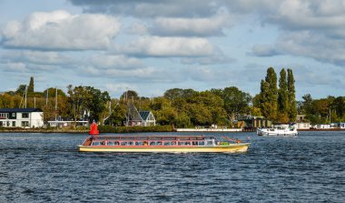 Güneşli bir günde Amsterdam Boğazı manzarası 