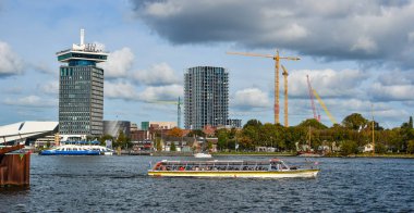 Güneşli bir günde Amsterdam Boğazı manzarası 