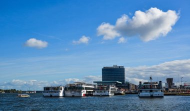Güneşli bir günde Amsterdam Boğazı manzarası 