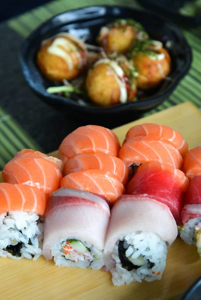 Sushi pus pe o masă — Fotografie, imagine de stoc