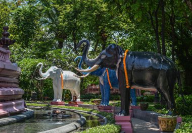 Bangkok 'taki Erawan Tapınağı' nda fil heykelleri