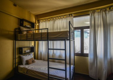 Ucuz odalardaki yurt yataklarında. 