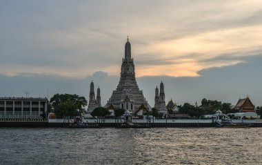 Gün batımında WAT Arun tapınakta Bangkok, Tayland