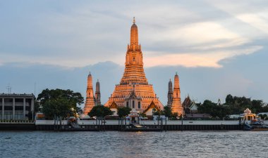 Gün batımında WAT Arun tapınakta Bangkok, Tayland
