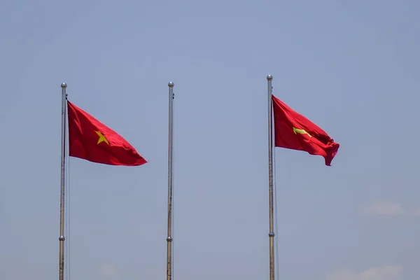 Вьетнамский флаг, дующий на ветру — стоковое фото