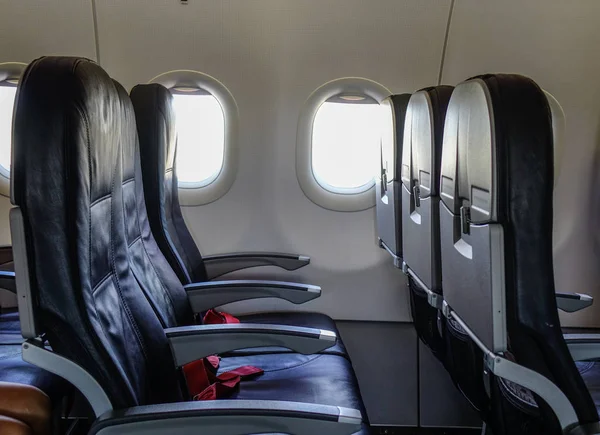 검은 의자가 있는 빈 비행기 — 스톡 사진
