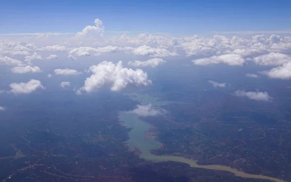 Blauwe hemel met wolken in een zomerdag — Stockfoto