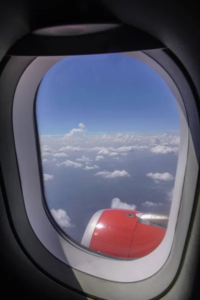 Voando com um avião, vista das asas — Fotografia de Stock