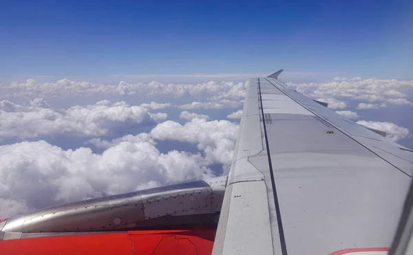 Volando con un avión, vista de las alas — Foto de Stock