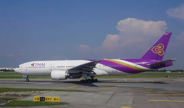 Avion de passagers à l'aéroport de Bangkok (BKK ) — Photo