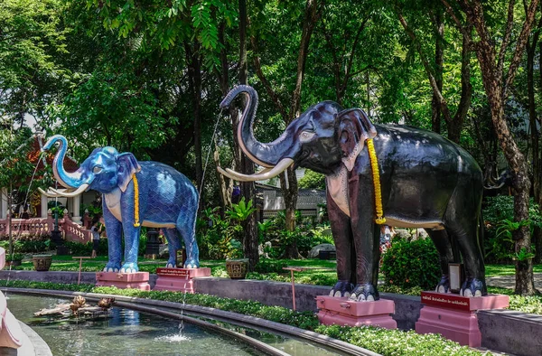 방콕의에 라완 신전에 있는 코끼리 조각상들 — 스톡 사진