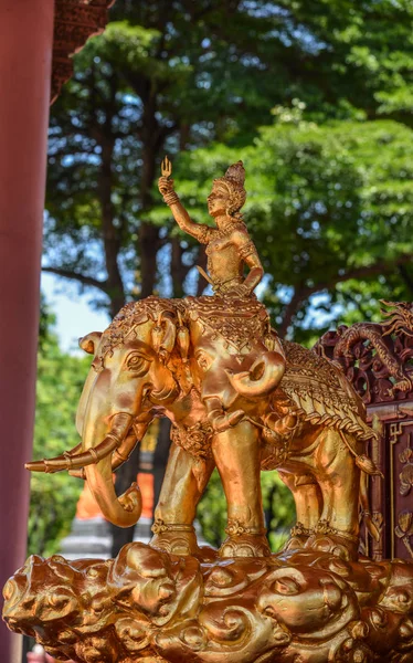 Posągi słonia w Erawan Temple w Bangkoku — Zdjęcie stockowe