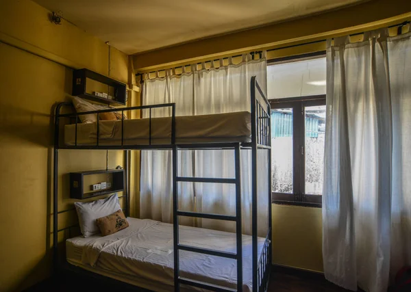 Hostel kollégiumi ágy olcsó szobában — Stock Fotó