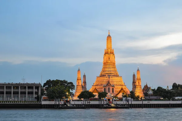 Wat Arun Temple at sunset in Bangkok, Thailand — Stock Photo, Image