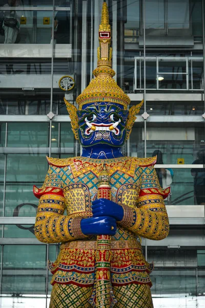 Götterstatue am Bangkok Suvarnabhumi Flughafen — Stockfoto